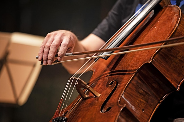 Persoon die chello speelt tijdens een concert