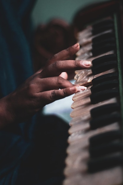 Persoon die de vintage piano speelt