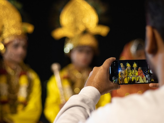 Foto persoon die een foto maakt in zijn telefoon