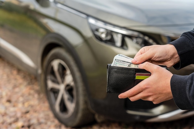 Persoon die een portemonnee in de handen houdt, staat voor autoverzekeringslening en het kopen van autofinancieringsconcept