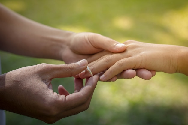 Persoon die een ring aan een vinger zet