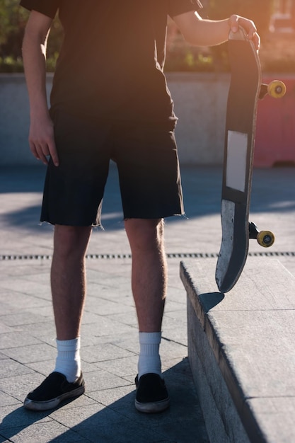 Persoon die een skateboard houdt.