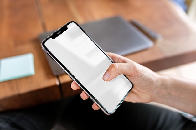 Persoon die een smartphone vasthoudt