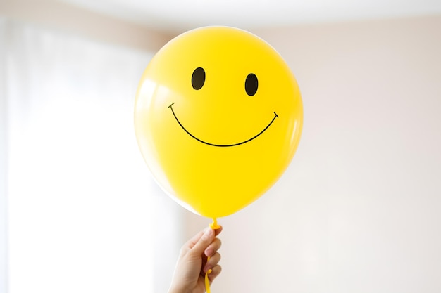 persoon die een smileyballon vasthoudt