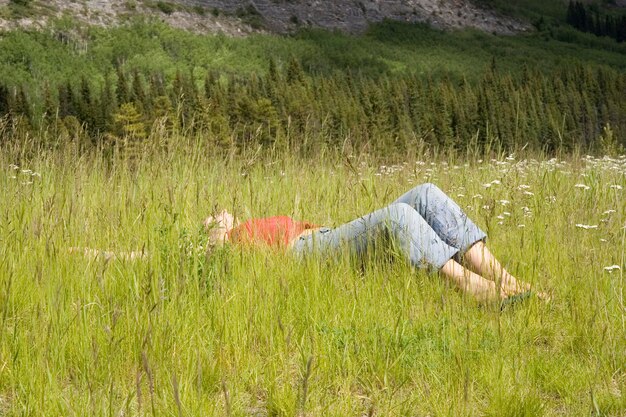 Foto persoon die in het gras ligt