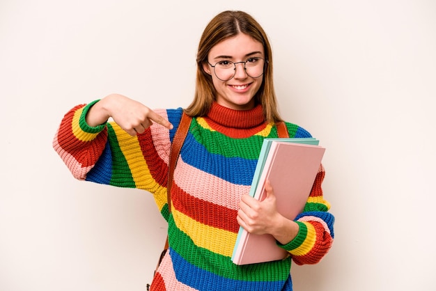 Persoon die met de hand wijst naar een shirt kopieerruimte trots en zelfverzekerd