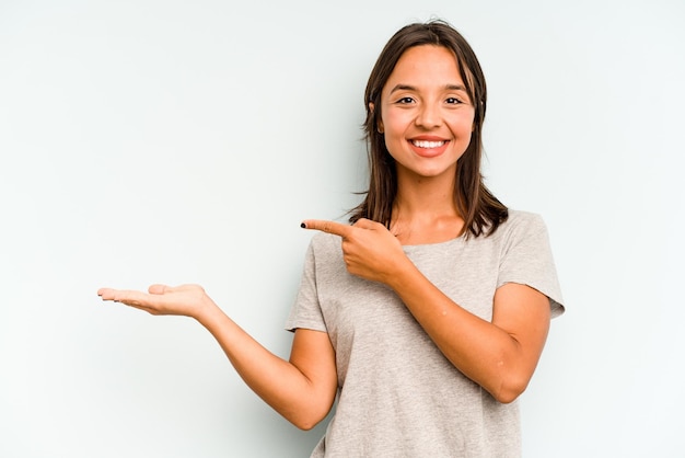 Persoon die met de hand wijst naar een shirt kopieerruimte trots en zelfverzekerd