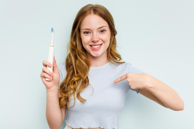 Persoon die met de hand wijst naar een shirt kopieerruimte trots en zelfverzekerd