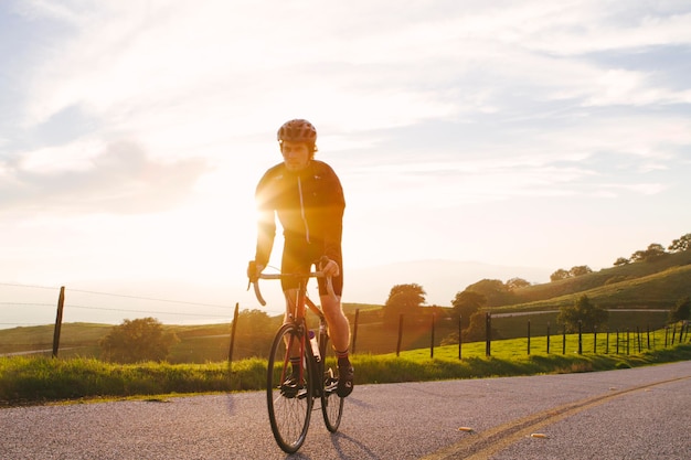 Persoon die op de weg fietsen