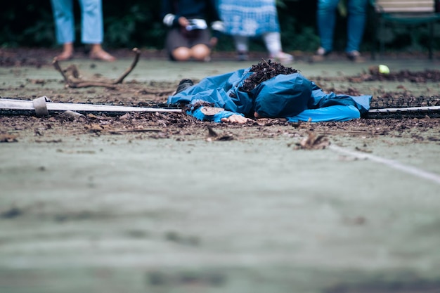 Persoon die op het speelveld ligt