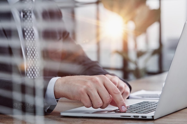 Persoon die op laptop toetsenbord typt zakenman die op laptop werkt