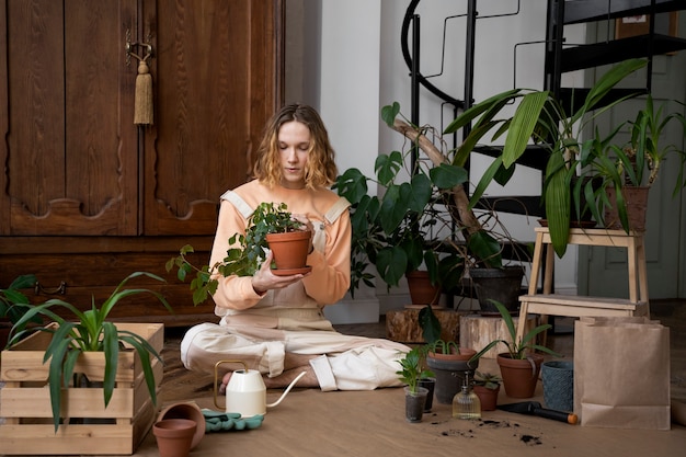 Foto persoon die planten in nieuwe potten overplant