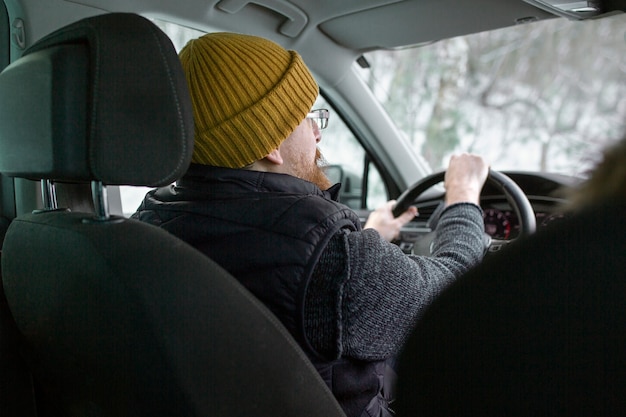 Persoon die plezier heeft in de auto