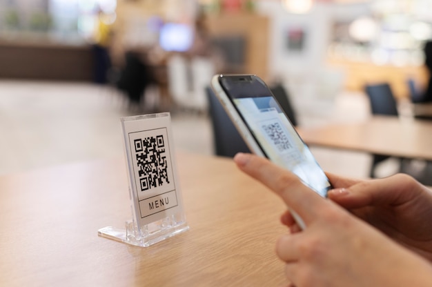 Foto persoon die qr-code scant