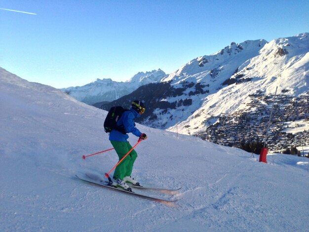 Persoon die skiet op besneeuwde bergen