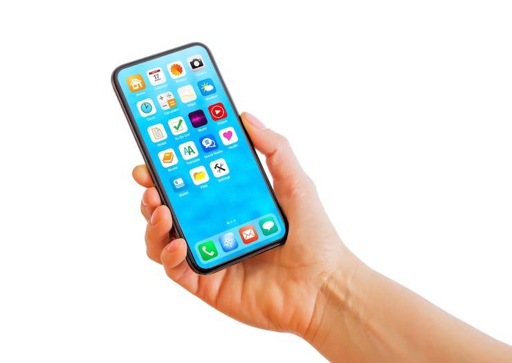 Foto persoon die telefoon in de hand houdt startschermmodel met app-pictogrammen
