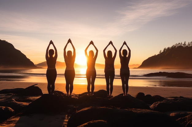 Persoon die yoga beoefent op het strand tijdens zonsondergang, ter bevordering van zelfzorg op het gebied van de geestelijke gezondheidszorg en verbinding met nat