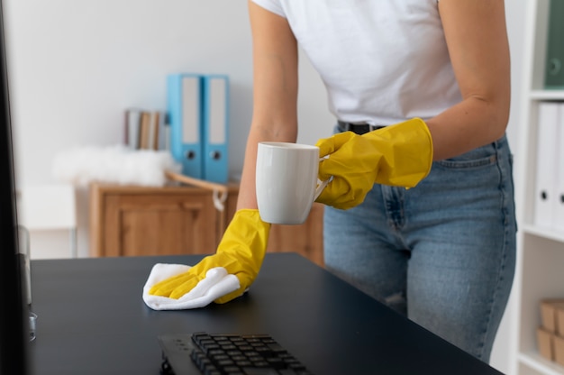 Foto persoon die zorgt voor de schoonmaak van het kantoor