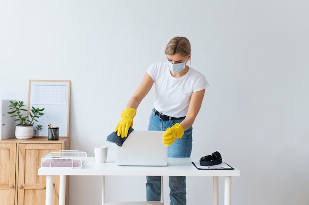 Persoon die zorgt voor de schoonmaak van het kantoor