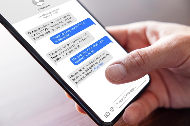 Foto persoon die zwendelberichten leest op mobiele telefoon