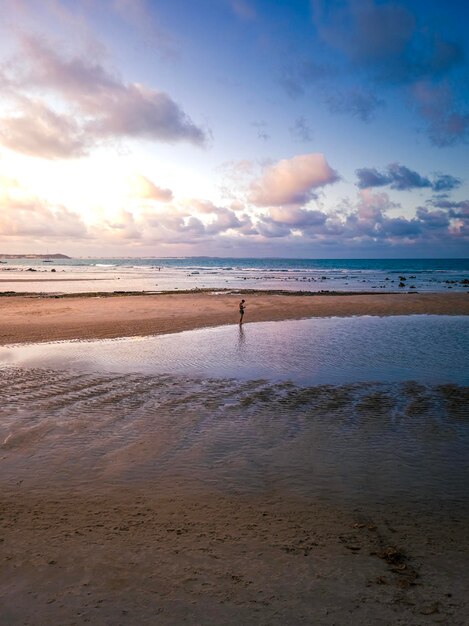 Foto persoon geïsoleerd op het strand een zomerdag hete dag tropisch klimaat pipa strand