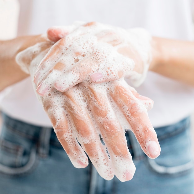 Persoon handen wassen met zeep