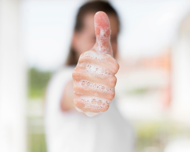 Persoon handen wassen met zeep