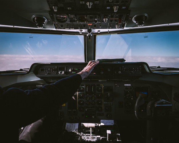 Foto persoon in de cockpit van het vliegtuig