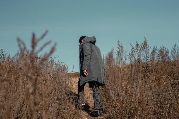 Persoon in het veld. Wandeltocht