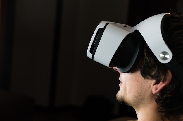 Foto persoon in virtual reality headset