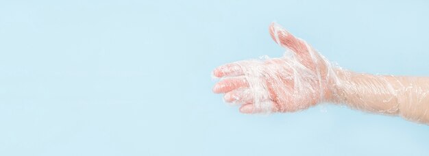 Foto persoon met beschermende handschoenen