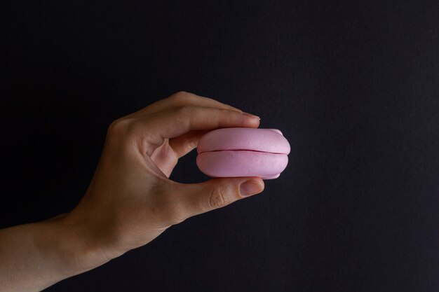 persoon met een heerlijke roze marshmallow holding