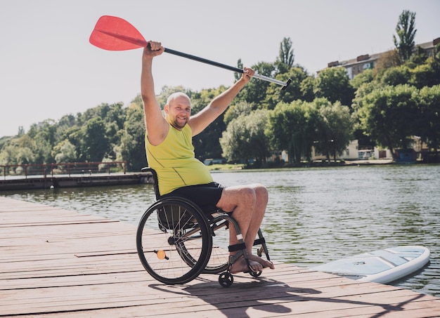Persoon met een lichamelijke handicap die een rolstoel gebruikt, rijdt op sup board