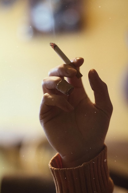 Persoon met een sigaret in de hand