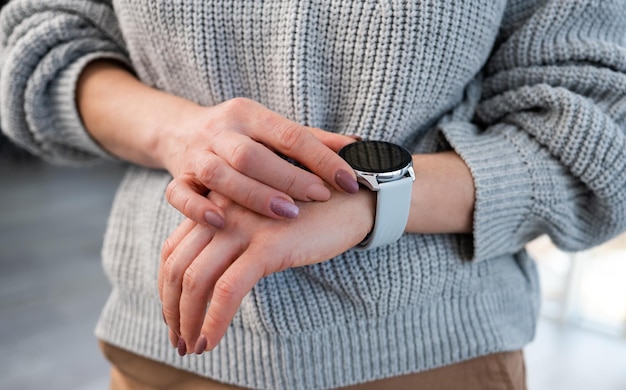 Persoon met slim horloge bij de hand kijkend naar tijd op digitaal scherm met kopieerruimte meisje met innovati