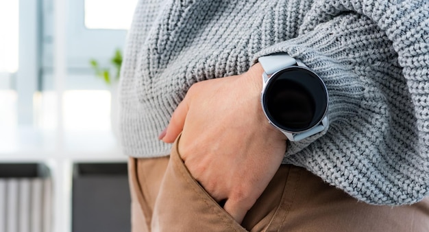 Persoon met slim horloge met digitaal scherm met kopieerruimte op zijn pols hand meisje met innovatieve e