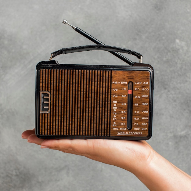 Foto persoon met vintage radio vooraanzicht