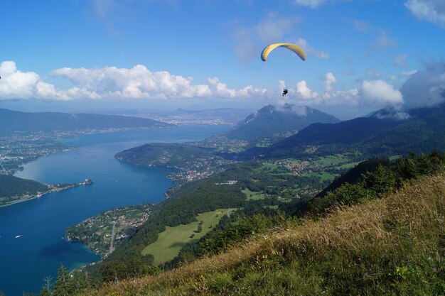 Foto persoon paragliden boven een rivier