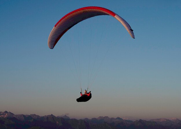 Foto persoon paragliden tegen de lucht