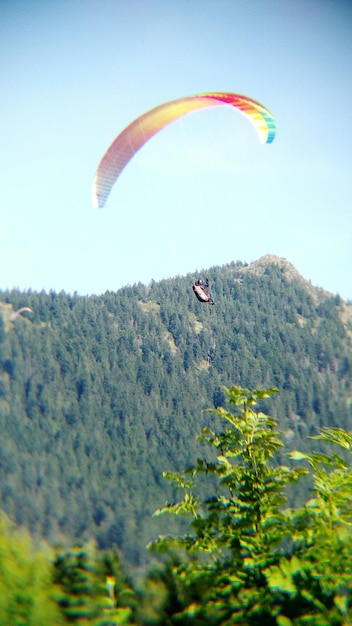 Foto persoon paragliding tegen de lucht
