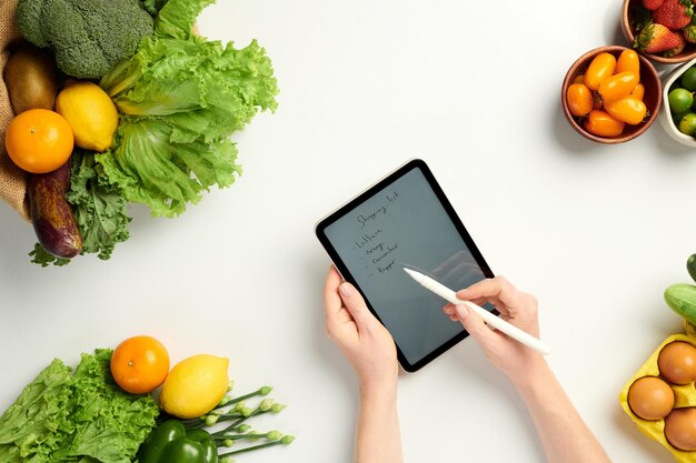 Persoon schrijft boodschappenlijst