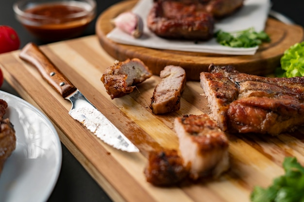 Persoon snijden gekookt of gegrilde biefstuk met een mes op een houten planken