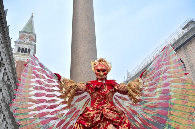 Persoon verkleed voor het carnaval van Venetië in een Fenix-kostuum