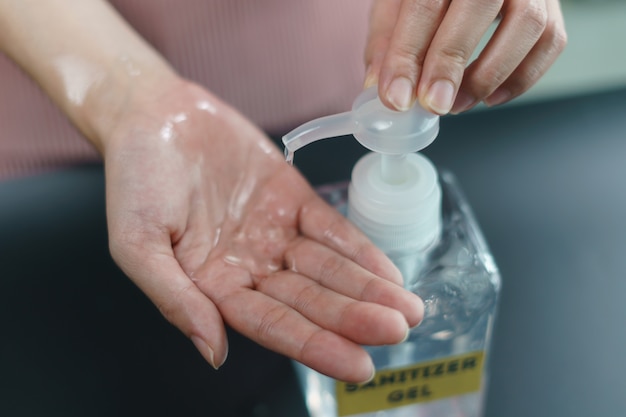 Persoon wast met desinfecterende geldispenser tijdens de epidemie covid-19