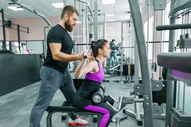 Persoonlijke fitnesstrainer coaching en helpen client vrouw