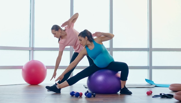 Persoonlijke fitnesstrainer helpt je bij het sporten voor zwangere vrouwen