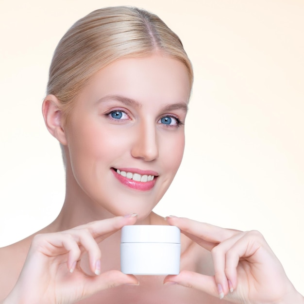 Foto persoonlijke perfecte huid vrouw met mockup moisturizer product