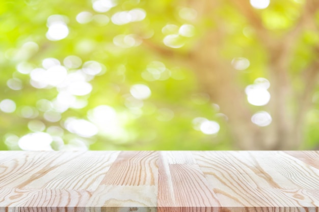 Perspectief houten tafel op de top over natuurlijke achtergrond wazig