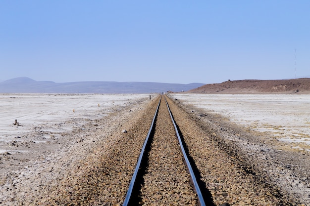Perspectief uitzicht op treinrails vanuit bolivia