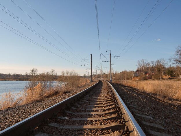 Perspectief van afgeronde rails Spoorweg draait en kronkelt tussen onscherpe heuvels achtergrond Lege afronding en draaien enkel spoor van spoorwegen Lege spoorlijn enkele rail